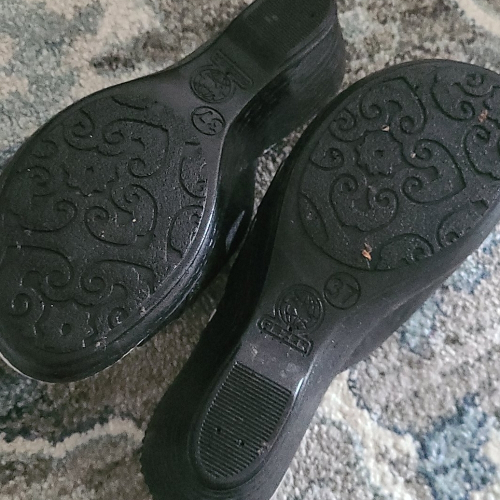 Shoes - Picture 3 of 4